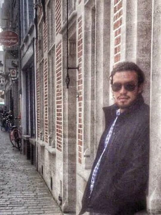 Apoyado contra una columna de piedra en el casco viejo de Brujas